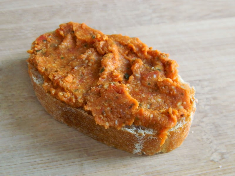 paté de tomate y almendras con garbanzos